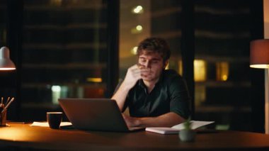 Yorgun serbest çalışan biri gece iş yerinde bilgisayarı kapatıyor. Üzgün işadamı göz yorgunluğundan dolayı fazla mesaiyi bitirdi. Geç saatte çalışan, defter okuyan, bilgisayara bakan, karanlık ofiste motivasyonunu kaybetmiş biri..