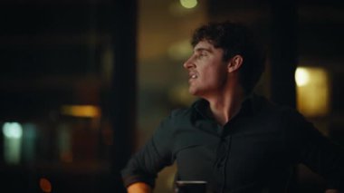 Girişimci, gece işyerindeki yazılım sorununu kapatmış. Stresli serbest çalışan biri, karanlık bir evde oturarak internet bağlantısından endişeleniyordu. Sinirli iş adamı iş hatasını düşünüyor..