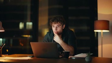 Duygusal yönetici dizüstü haberlere seviniyor gece işyerinde mutluluğu hissediyor. Heyecanlı iş adamı bilgisayarın başarısının tadını çıkarıyor. Coşkulu serbest yazar, zafer projesini başarıyla tamamladı..