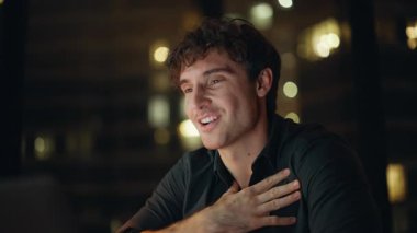 Mutlu adam karanlık eve yakın çekim videolarından hoşlanıyor. Gece evindeki sanal toplantıda gülümseyen adam konuşuyor. Başarılı iş adamı, bilgisayardaki web kamerasına elveda diyerek online pazarlığı bitirdi.