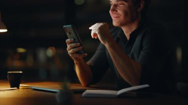 Girişimci gece geç saatlerde iş yerinde akıllı telefonları kaydırıyor. Gülümseyen portre yöneticisi lamba ışığı altında cep telefonu mesajını okuyor. İnternet üzerinden telefon uygulaması kullanarak mutlu iş adamları alışverişi.