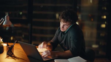 Çalışkan girişimci cep telefonunu arıyor ve laptopta fazla mesai yapıyor. Gülümseyen işadamı, bilgisayarlı akıllı telefondan bahsediyor. Mutlu müdür akşam cep telefonuyla konuşuyor.
