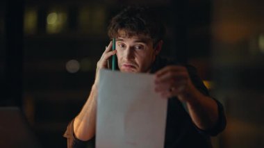 Pozitif danışman cep telefonuyla konuşuyor. Bilgisayarı gece ofisinde yakın çekimde arıyor. Gülümseyen işadamı, akıllı telefondan arama yapıyor. Mutlu yönetici telefonda fazla mesai yapıyor..