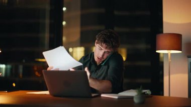 Cep telefonuyla konuşan gece işçisi, iş yerindeki belgeleri yakından inceliyor. Akıllı telefon konuşmasında sözleşmeli hatayı tartışmaktan yorulmuş işadamı. Endişeli muhasebeci karanlık ofis alanında cep telefonuyla konuşuyor.