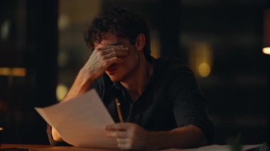 Yorgun müdür, gece yarısı şirket ofisindeki belgeleri okurken kendini yorgun hissediyor. Yorgun çalışanlar fazla mesai kağıtlarını gözden geçiriyorlar. Yorgun adam CEO 'su gece geç saatlerde evrak işleriyle çok meşgul..