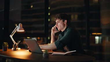 Karanlık işyerinde gazete okuyan bir yönetici aranıyor. İş adamı cep telefonuyla konuşuyor. Laptopun çalışma yerinde kahve içiyor. Çoklu görev sahibi iş adamı gece ofisinde akıllı telefonla konuşuyor..