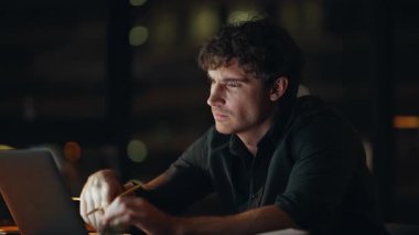 Karanlık Teşkilat 'ın iş yerinde fazla mesai yapmak istemeyen çok çalışan bir çalışan. Yorgun yönetici gece ofisinde dizüstü bilgisayar okuyor. Yorgun iş adamı akşamları aşırı yüklenmiş hissediyor..