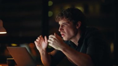 Depresyondaki çalışan, gece ofisindeki iş sıkıntısı yüzünden kapanmış. Umutsuz iş adamı, fazla mesai stresi yüzünden dizüstü bilgisayarı kapatıyor. Sinirli girişimci karanlık evde proje başarısızlığını hayal kırıklığına uğrattı.