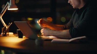 Gece işyerinde gazete okuyan tatmin olmuş yöneticiler. Karanlık ofiste geç saatlere kadar çalışan bir muhasebeci. Finansal raporları inceleyen mutlu iş adamı başarılı olacak..