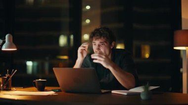 Sorunlu yönetici, karanlık ofis kapanışında e-posta okuyup işten çıkarma bildirimi veriyor. Stresli serbest çalışan dizüstü bilgisayarını kapatırken proje başarısızlığı için umutsuzluk hissediyordu. Hüsrana uğramış bir çalışan gece işyerinde para kaybediyor.