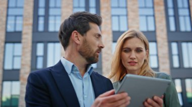 Mimaride tablet planlama şirketinin genişlemesini araştıran birkaç meslektaşım var. İki kendine güvenen iş ortağı modern ofis inşaatında strateji tartışıyorlar.