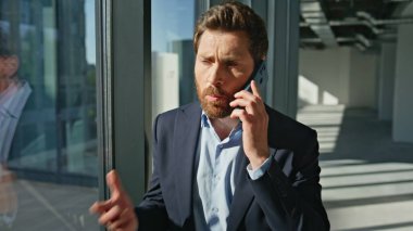 Duygusal iş adamı akıllı telefonu arıyor ve ofis kapanırken tatminsiz iş başarısızlığını dile getiriyor. Kızgın CEO yöneticisinin cep telefonu tartışması büyük vitrinlerde stres yaratıyor. Patron portreyi tartışıyor