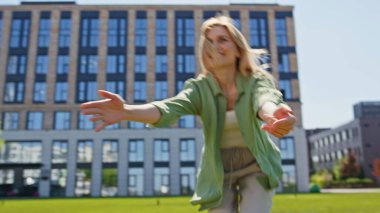 Neşeli anne, yaz mahallesinde kameraya sarılıp etrafa silah saçıyor. Gülümseyen güzel bir kadın, küçük bir çocuğu cezbederek eğleniyor. Küçük hanım el ele tutuşup yeşil alanda geziniyor.