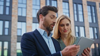 Neşeli şirket yöneticileri yüksek binanın arka planında duran iş yerlerinden bahsediyorlar. Tabletteki iş istatistiklerini analiz eden iki iş adamı. Stratejimizi tartışan neşeli meslektaşlar.