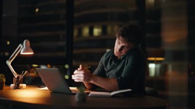 Aşırı yüklenmiş serbest çalışan cep telefonunu arıyor. Gece ofisindeki dizüstü bilgisayarı arıyor. Akşamları bilgisayar başında akıllı telefonlardan konuşmakla meşgul bir işadamı. Çoklu görev yöneticisi konuşmada iş görevini tartışıyor