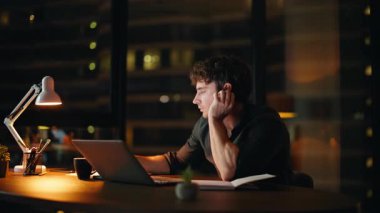 Fazla mesai çalışanı, gece ofisinde dizüstü bilgisayar okuyarak evrak okuyor. Sebepsiz yere kahve içen yönetici gece geç saatlere kadar çalışmaktan bıktı. Uykucu işadamı, teslim tarihinden bıkmış evrak işlerini yapıyor..