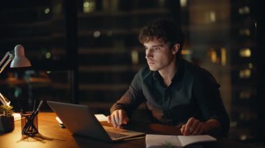 İnanılmaz serbest çalışan, online galibiyeti kutluyor. Gece apartmanında dizüstü bilgisayara bakıyor. Yakın plan. Şaşırtıcı iş adamı işe geç başlamaktan memnun. Duygusal menajer güler, el kol hareketi yapar, çok sevinir.