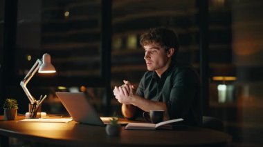 Gece lambası kapanışında dizüstü bilgisayardan kendine güvenen bir video çağrısı. Yaratıcı girişimci, bu akşam online toplantıda projeyi açıklıyor. Sanal konferansta konuşan iş adamı.