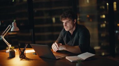 Gürültülü CEO 'nun online toplantıda tartışıp gece şirketinin ofisini kapatmasından rahatsız oldum. Kızgın patron, video aramasında evrakları atarken şikayet ediyor. Sinirli iş adamı bilgisayarla ilgili sorunu kapatıyor.