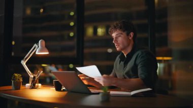 Gece müdürü karanlık bir iş yerinde dizüstü bilgisayarda evrak okuyor. Mutlu iş adamı, bilgisayar görünümlü mali rapordan memnun. Gülümseyen işkolik ofiste iş projesi geliştiriyor.