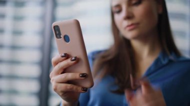 Şık esmer, cep telefonlarını dinleyen şirket ofisinde online alım yapıyor. Gülümseyen iş kadını akıllı telefon uygulamasından alışveriş yapıyor. Cep telefonundaki mutlu girişimci bankacılık uygulaması.