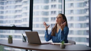 Video konferans sunumunda yaratıcı yönetici konuşuyor. Projeyi yakın çekimde sunuyor. Çevrimiçi toplantıda kendinden emin bir iş kadını konuşuyor. Zarif esmer, içerideki sanal odada iş tartışıyor.