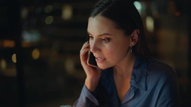 Sinirli CEO, gece şirketinin ofisindeki akıllı telefondan konuşuyor. Endişeli bir iş kadını, elinde belgelerle cep telefonunu arıyor. Hüsrana uğramış kadın yönetici iş sorunlarını tartışıyor.