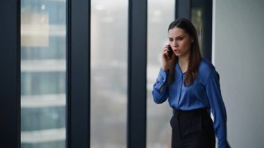 Cep telefonuyla bağıran öfkeli kadın ofis salonundaki iş başarısızlığı hakkında tartışıyor. Cep telefonuyla bağıran deli iş kadını umutsuzluğa kapılmış. Gergin esmer bitiş stresli akıllı telefon görüşmesi.