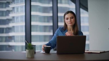 Sabah işyerinde kahve içen başarılı bir çalışan dizüstü bilgisayarın kapanmasına ara veriyor. Güzel iş kadını bilgisayara bakıp başarıyı düşünüyor. Rahatlamış kadın müdür içeceğini yudumluyor..