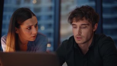 Stresli ofis ekibi, karanlık iş yerinde dizüstü bilgisayara bakma sorununu tartışıyor. Üzgün yönetici endişeli kadına mali sorunları açıklıyor. İş krizinden bıkmış iki meslektaş umutsuzluk hissediyor