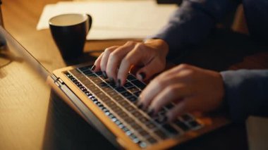 Serbest çalışan eller bilgisayar klavyesini daktilo ediyor. Gece yarısı çevrimiçi proje üzerinde çalışıyorlar. Fazla mesai çalışanı gece ofisindeki bilgisayara veri girişi yapıyor. Elinde kahve fincanı tutan kadın işe başlarken düşünüyor..