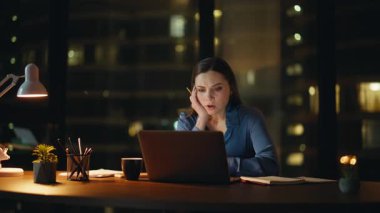 Uykulu iş kadını, gece acentesinde dizüstü bilgisayar ekranına bakıyor. Boyun masajı yapan yorgun kadın yönetici karanlık işyerinde gerilimden muzdarip. Çok çalışan bir bayan bilgisayar başında geç saatlere kadar çalışıyor. .