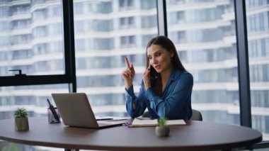 Profesyonel yatırımcı ofis finans şirketinden cep telefonunu arıyor. Başarılı iş kadını akıllı telefon konuşmalarıyla işe başlamayı tartışıyor. Gülümseyen kadın yöneticinin iş yerinde cep telefonu görüşmesi var..