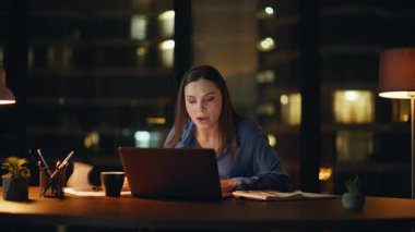 Video idarecisi, gece ofisindeki belge hatasından şikayetçi. Stresli iş kadını bilgisayarını kapatıyor sanal tartışmayı bitiriyor. Hüsrana uğramış kadın patron akşam saatlerinde online konferans için endişeli.