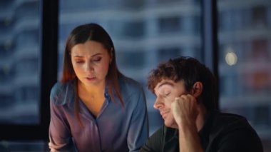 Dizüstü bilgisayardaki zor işleri çözmeye çalışan üzgün bir meslektaşa yardım eden bir kadın. İş kadını, akşam işyerinde yorgun iş arkadaşlarıyla iş projesini tartışıyor. İki yönetici birlikte çözüm arıyor..