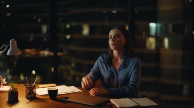 Motivasyonsuz çalışan, gece iş yerindeki bilgisayarı kapatıyor. Karanlık kurumsal işyerinde fazla mesai yapmaktan yorgun düşmüş bir iş kadını. Hüzünlü kadın yönetici projesini ajansta akşam saatlerinde bitirdi..