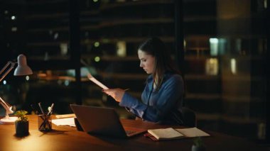 Gece ofisinde lamba ışığında çalışan profesyonel bir muhasebeci. Çalışkan bir iş kadını karanlık işyerinde dizüstü bilgisayar ararken belgeler okuyor. Proje yöneticisi bilgisayar verilerine göz atıyor.