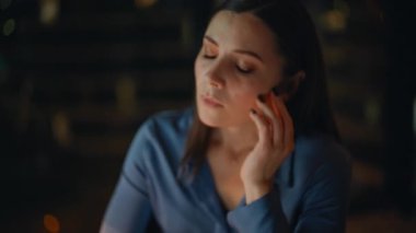 Uykusuz ofis çalışanı gece iş yerinde fazla mesai yapıyor. Yorgun iş kadını uzun bir iş gününden sonra boyuna masaj yapıyor. Kahvesini fazla mesai yaparak içmekten yorulmuş esmer..