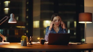 Endişeli yöneticiler cep telefonlarını arayıp gece iş yerinde gazete okuma sorunlarını tartışıyorlar. Sinirli iş kadını cep telefonundan fazla mesai yapıyor. Stresli kadın rapordan şikayetçi..