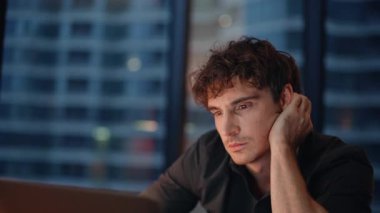 Kadın yönetici ofis bilgisayarında geç saatlere kadar çalışan stajyeri kontrol ediyor. Endişeli iş kadını internetteki projeyi analiz ediyor ortağıyla konuşuyor. İki meslektaş karanlık işyerinde sorunları tartışıyor.