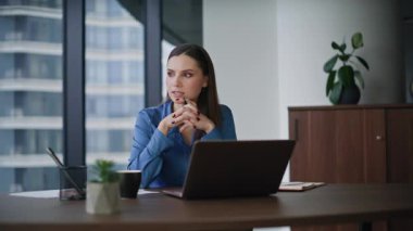 Uzman, online konferansta dizüstü bilgisayarın web kamerasına yakın plan çekimini açıklıyor. Yaratıcı yönetici iş konuşmak için arıyor. Ofisteki sanal toplantıda profesyonel danışman konuşuyor..