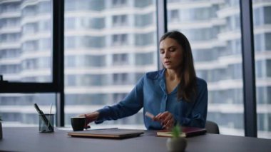 Sabah iş kadını çalışmaya başlar. Ofis masasına oturur, kahve fincanını kapatır. Kendine güvenen kadın yönetici tarama bilgisayarını açıyor. Zarif iş kadını iş yerinde verimli bir iş akışına hazır.