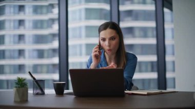 Sinirli kadın CEO modern ofisteki tatminsiz online proje sorununu arıyor. Hüsrana uğramış iş kadını telefonla belgelerden şikayet ediyor. Gergin kadın patron stresli akıllı telefon konuşmasını bitirdi.