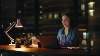 Girişimci, gece ofisindeki laptop web kamerasına belgeleri gösteren bir video ile projeyi sunar. Gülümseyen iş kadını çevrimiçi toplantıda sözleşmeyi tartışıyor. Sanal konferansta geç saate kadar çalışan biri konuşuyor..