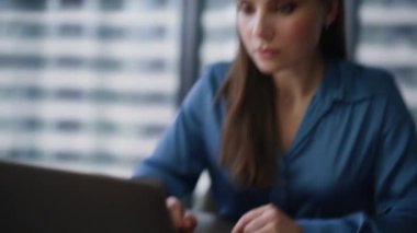 Şirket çalışanı ofis masasında evrak işleriyle uğraşıyor. Laptop e-postalarını yakından inceliyor. Stresli kadın yönetici kötü haber kapanış bilgisayarını okuyor. Depresyondaki iş kadını ofiste proje sorunundan endişeleniyor.