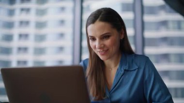 İnternetteki toplantıda danışman dizüstü bilgisayarını sallayarak interlokasyon görevlisini selamlıyor. Güvenilir iş kadını video görüşmesiyle anlaşmayı tartışıyor. Gülümseyen müdür ofiste uzaktan görüşmeler yürütüyor..