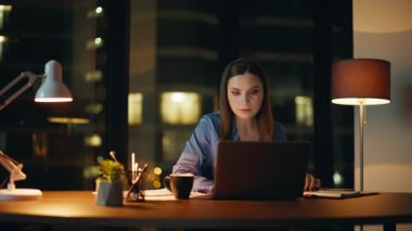 Şok olmuş bir iş kadını, gece şirketinin bilgisayarına bakarken başarısızlığa tepki veriyor. Stresli bir kadın para kaybıyla yüz yüze saklanıyor. Umutsuz yönetici bilgisayarla ilgili endişeli iş sorununu kapatıyor