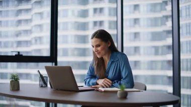 Şirket çalışanı web kameralı bilgisayarda selamlama yapıyor. Video görüşmesini modern ofiste başlatın. Profesyonel yönetici sanal toplantıda iş sözleşmesini tartışıyor. Çevrimiçi konferansta konuşan zarif bayan muhasebeci..