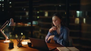 Gece müdürü iş yerinde aşırı yüklenmekten yorulup kahve içiyor. Yorgun iş kadını, boynu okşanmış karanlık ofiste baskıdan muzdarip. Kapalı alanda geç saatlere kadar çalışmak istemeyen aşırı çalışan serbest çalışan kadın.
