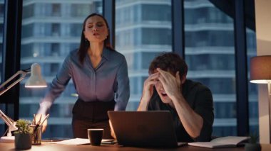 Şok olmuş ortaklar laptopta kötü haberler okuyorlar. Ofiste umutsuzluğa kapılıyorlar. Bilgisayar engelli iş kaybını kapatan iki meslektaşı vurguladı. İflasa tepki gösteren hayal kırıklığına uğramış iş adamları
